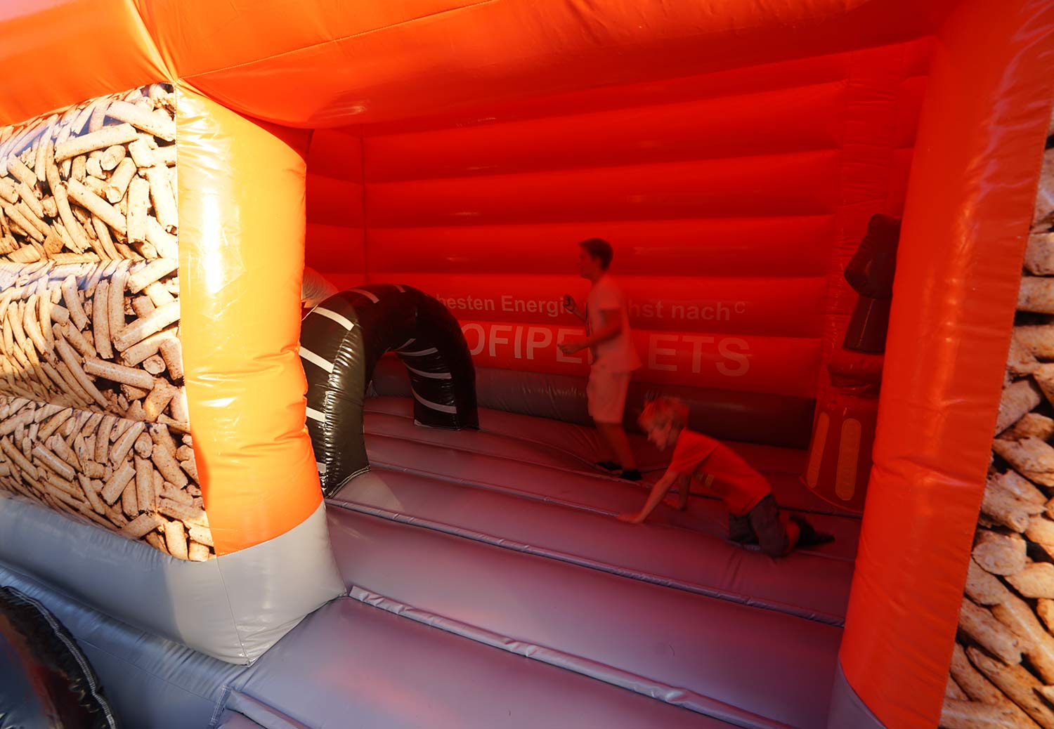 foto von innen von einer Hüpfburg / springburg in LKW Form