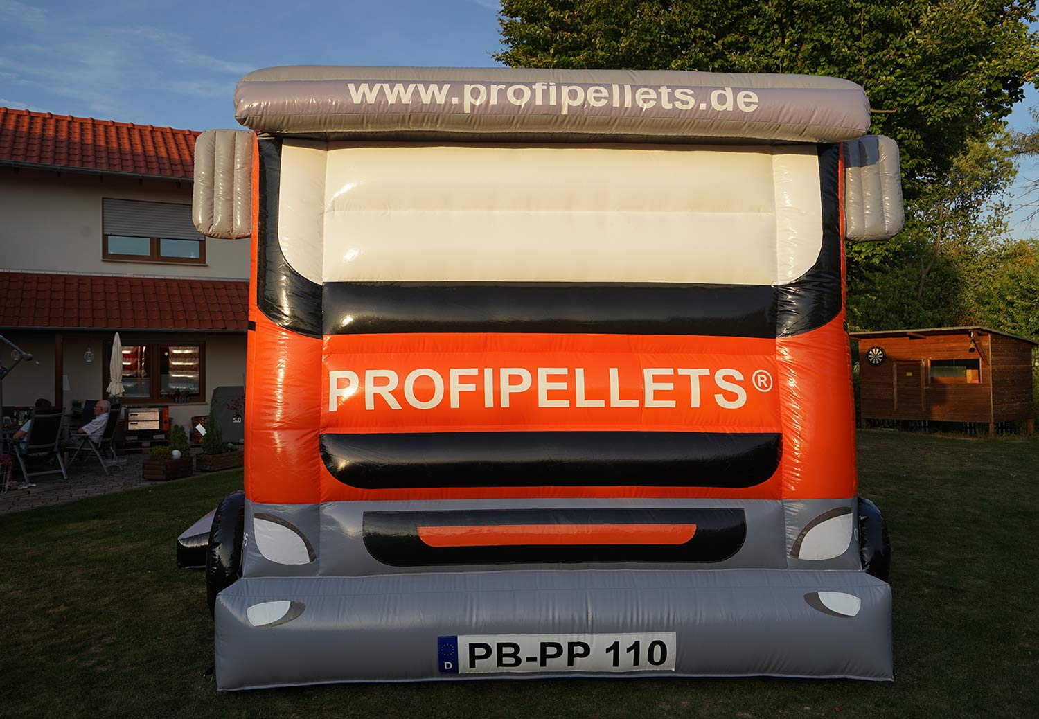 Foto von vorn, das eine Hüpfburg in LKW Form darstellt.