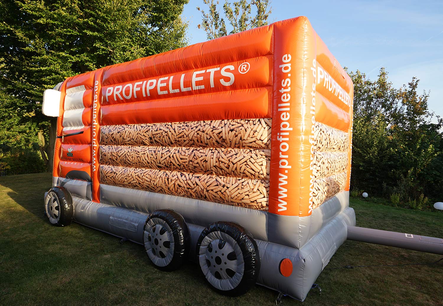 Foto von Hüpfburg / springburg in LKW Form