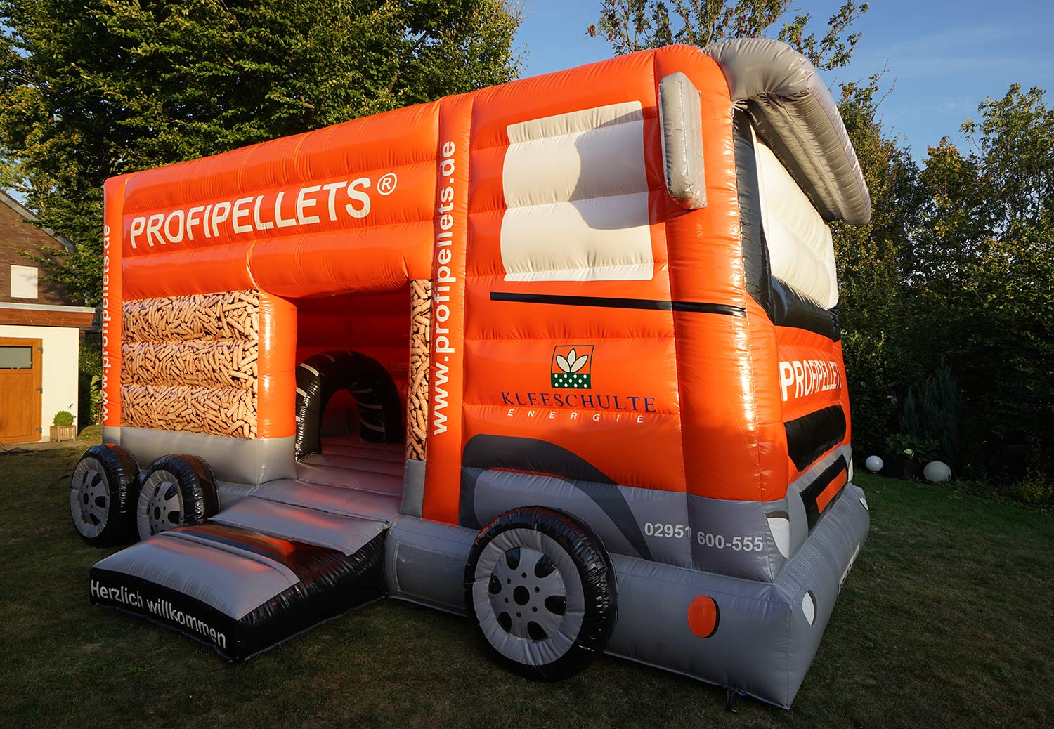 seitliches Foto von Hüpfburg / springburg in LKW Form